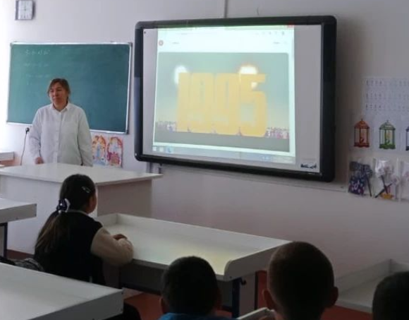 9 сәуір күні Жетісу орта мектебінің 5 "А"сыныбымен "Бірлік-бақыттың бастауы"тақырыбында тәрбие сағаты өткізілді.