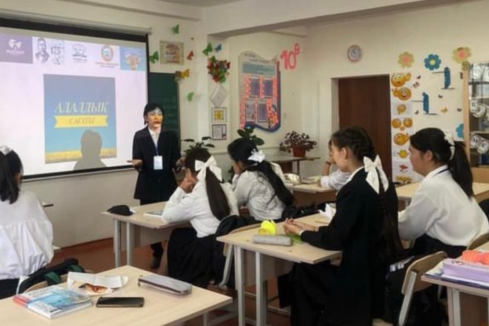 1-11сыныптар арасындағы "Адалдық сағаты" өткізілді.