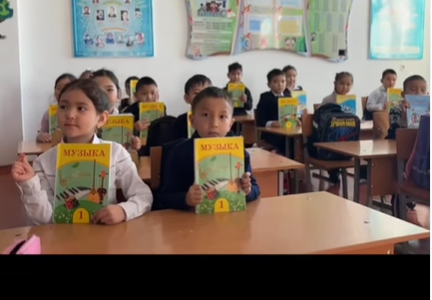 "Жаңалық жаршысы" жобасы аясында өткізілген "Оқулықты күтіп ұста"акциясы. Мақсаты:Оқушыларды алғашқы кітап тарихымен таныстыру, кітап оқуға сүйіспеншілігін арттыра отырып, білім, білік, дағдысын дамыту. Кітапты ұқыпты ұстауға үйрету.