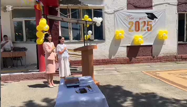 Аттестат алу кезеңі, 18ші маусым күні Жетісу орта мектебінде салтанатты жиыны өткізілді.